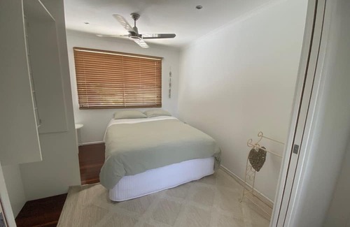 Redcliffe Haus | Chálǐ·hālǐ Abode - Pet friendly, 400m to beach