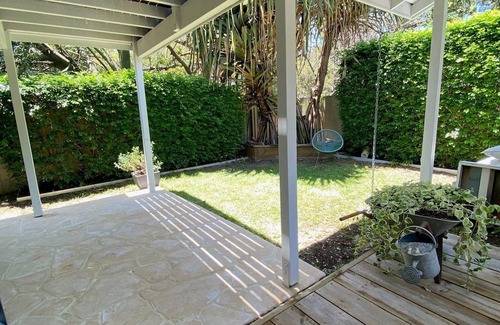 Redcliffe Haus | Chálǐ·hālǐ Abode - Pet friendly, 400m to beach