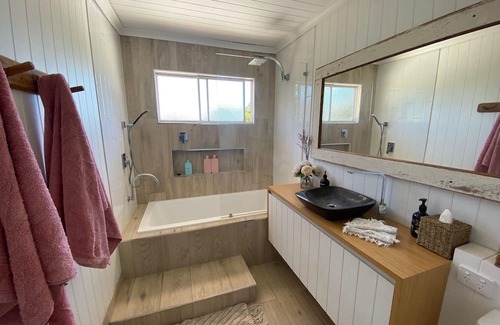 Redcliffe Haus | Chálǐ·hālǐ Abode - Pet friendly, 400m to beach