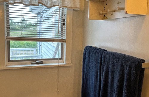 Lubec Hütte | Sunrise. Sunset. Ocean breezes and open windows. Easternmost spot in the USA.