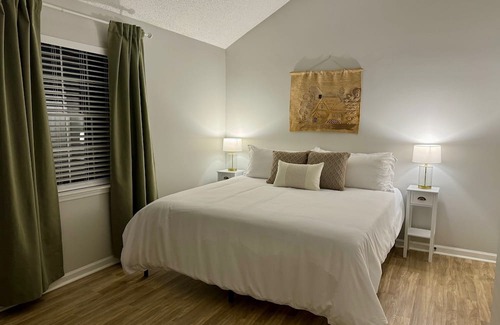 Athens Haus | Prime Location - Minutes to 5 Points and Downtown Athens - 4 KING Beds