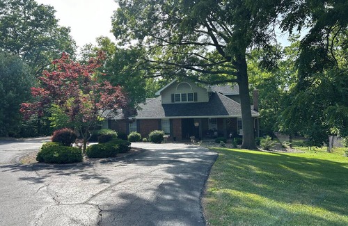 Hannibal Haus | Spacious executive home, close to Historic trails, w/hot tub, pet friendly.