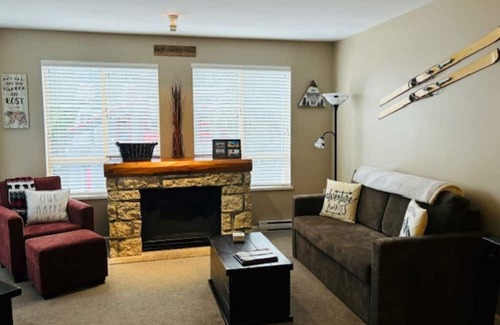 Whistler Cay Heights Eigentumswohnung | Recently updated condo offering spacious living, free parking, pool and hot tub