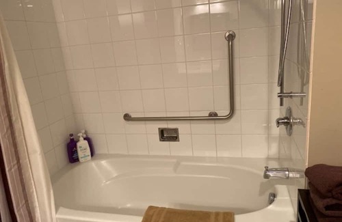 Whistler Cay Heights Eigentumswohnung | Recently updated condo offering spacious living, free parking, pool and hot tub