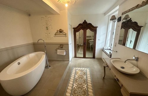 Pont-du-Chateau Sonstige | Suite Royale au Château du Serpolet