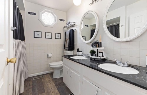 Country Club Hills Haus | Escape to The Hills: Spacious 3-Bed Retreat with Family & Game Rooms - Sleeps 8!