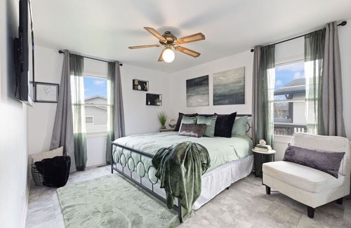 Country Club Hills Haus | Escape to The Hills: Spacious 3-Bed Retreat with Family & Game Rooms - Sleeps 8!