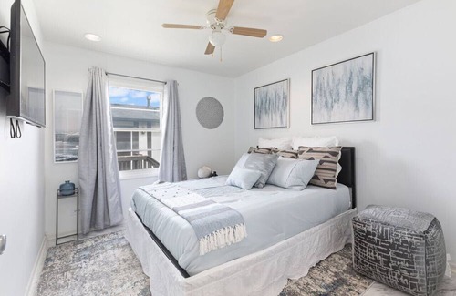 Country Club Hills Haus | Escape to The Hills: Spacious 3-Bed Retreat with Family & Game Rooms - Sleeps 8!