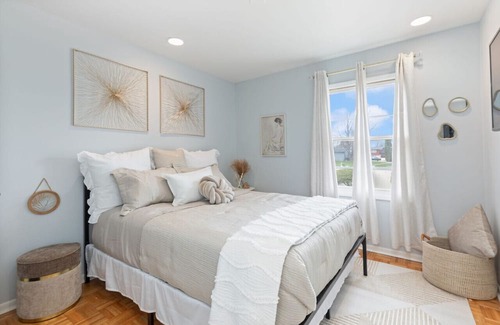 Country Club Hills Haus | Escape to The Hills: Spacious 3-Bed Retreat with Family & Game Rooms - Sleeps 8!