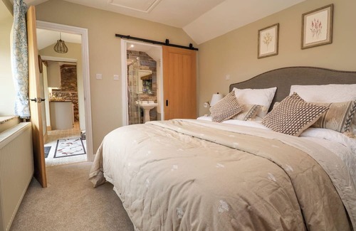 Farlow Hütte | BURROWS END, pet friendly, with open fire in Cleobury Mortimer