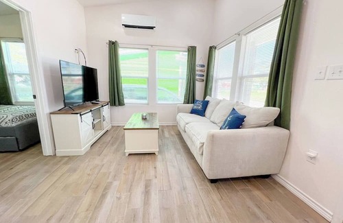 Aransas Pass Kabine | Escape to our TINY & cozy 2 bedroom cabin in Aransas Pass, perfect for families of up to 6