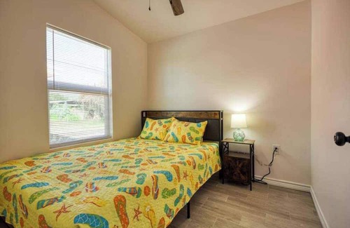 Aransas Pass Kabine | Escape to our TINY & cozy 2 bedroom cabin in Aransas Pass, perfect for families of up to 6