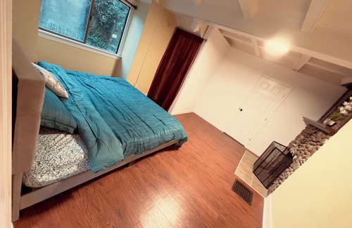 Seattle Metro Area Hütte | Lake Washington Cottage in middle of busy Columbia City 5 mins to Downtown