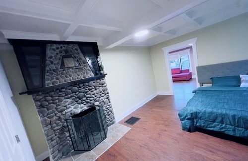 Seattle Metro Area Hütte | Lake Washington Cottage in middle of busy Columbia City 5 mins to Downtown