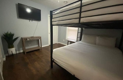 Kettering Haus | Friends & Family Oakwood-Kettering, UD Home 2Bd2Ba