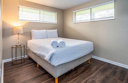 Centerville Haus | Friends & Family, Walk Distance 2 Centerville Pl