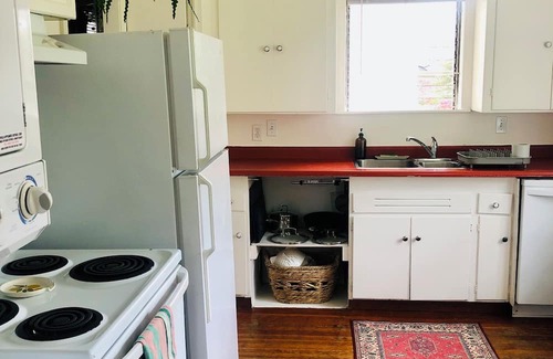West Point Grey Haus | Charming Home in Kitsilano FREE Parking+Laundry