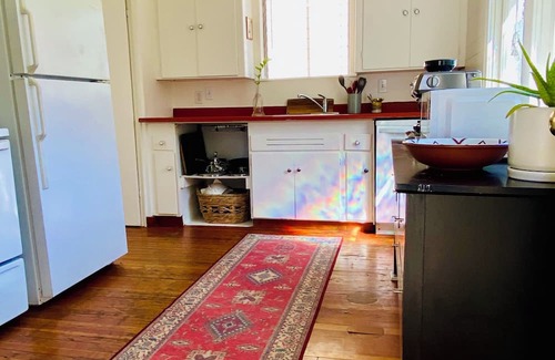 West Point Grey Haus | Charming Home in Kitsilano FREE Parking+Laundry