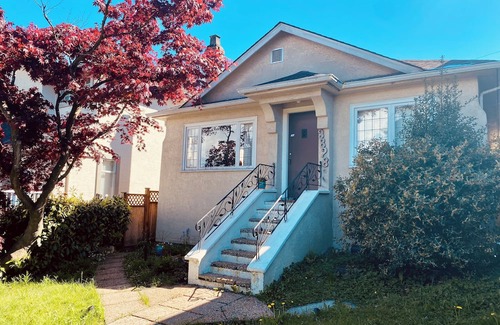 West Point Grey Haus | Charming Home in Kitsilano FREE Parking+Laundry