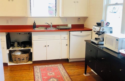 West Point Grey Haus | Charming Home in Kitsilano FREE Parking+Laundry