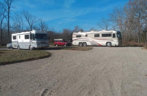 Macomb Wohnmobilvermietung | RV sites with river access.