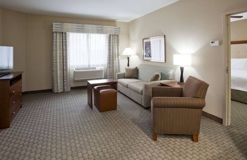 Kutzky Park Haus | Enjoy our Spacious Suites with Fully Equipped Kitchen and a Free Hot Breakfast!