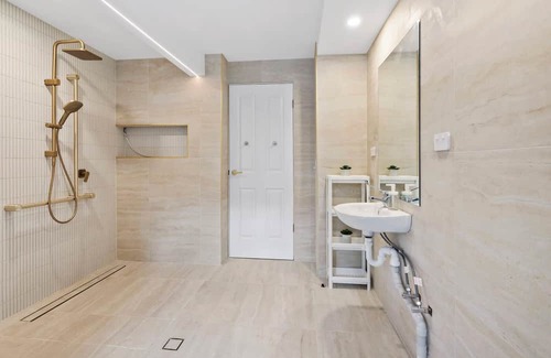 Ashgrove Haus | Unit in Inner Brisbane with Movie Room and Parking