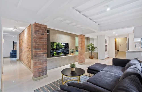 Ashgrove Haus | Unit in Inner Brisbane with Movie Room and Parking