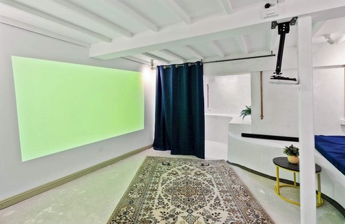 Ashgrove Haus | Unit in Inner Brisbane with Movie Room and Parking
