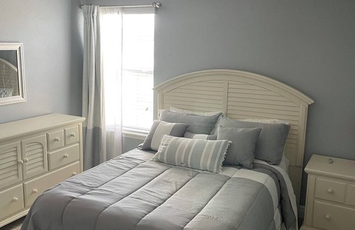 Sanford Haus | Plenty of space to relax with 2600 sq. ft! Pet friendly! 5 min from SFB airport