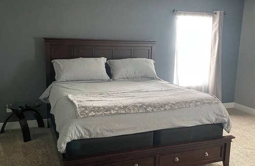 Sanford Haus | Plenty of space to relax with 2600 sq. ft! Pet friendly! 5 min from SFB airport