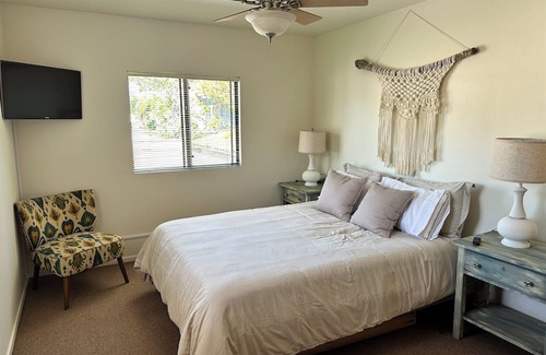 Lower State Eigentumswohnung | Stylish condo 5 minute walk to Funk Zone, Beach and Down Town Santa Barbara!