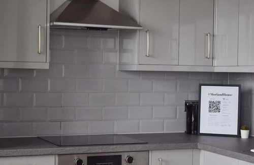 Brentwood Eigentumswohnung | Beautiful two bedroom with balcony in Brentwood