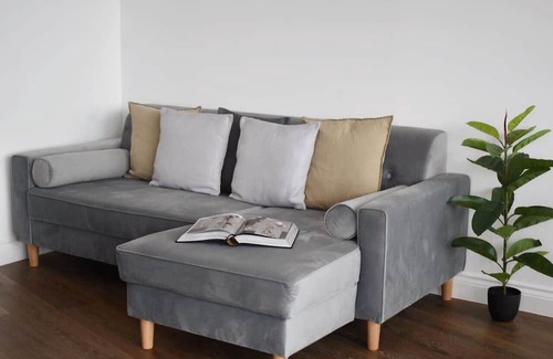 Brentwood Eigentumswohnung | Beautiful two bedroom with balcony in Brentwood