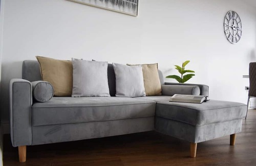 Brentwood Eigentumswohnung | Beautiful two bedroom with balcony in Brentwood