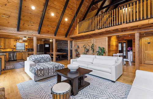 Stafford Kabine | Spacious Stafford Cabin w/Grills & Fire Pit!