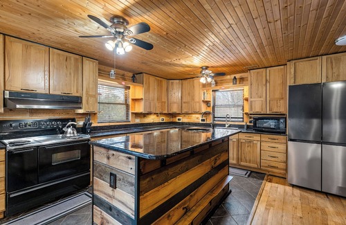 Stafford Kabine | Spacious Stafford Cabin w/Grills & Fire Pit!