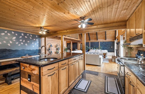 Stafford Kabine | Spacious Stafford Cabin w/Grills & Fire Pit!