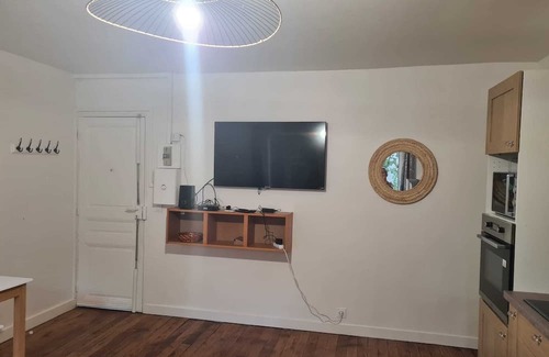 Les Puces de Saint-Ouen Wohnung | Vrbo Property
