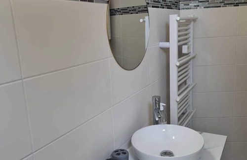 Les Puces de Saint-Ouen Wohnung | Vrbo Property