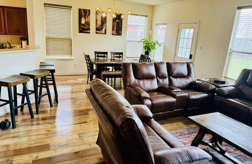 Sugar Land Haus | Delightful 4-Bedroom Residence Sugarland Convenient Access to All Amenities