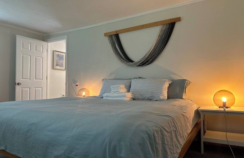 North Kingstown Hütte | Charming Cottage near Wickford Village and Popular RI Beaches!