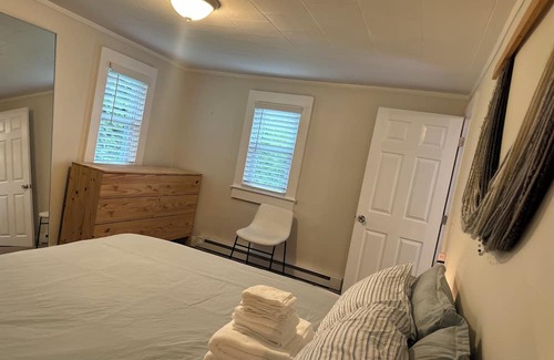 North Kingstown Hütte | Charming Cottage near Wickford Village and Popular RI Beaches!