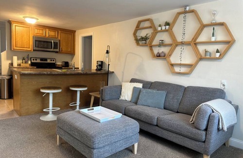 North Kingstown Hütte | Charming Cottage near Wickford Village and Popular RI Beaches!