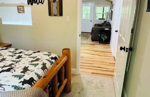 Birch Run Township Kabine | Unit 4 LODGE Secluded Woodsy Lodge Retreat with Modern Comforts Near Frankenmuth
