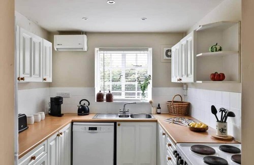 Beverston Haus | Charming 2 Bed/1 Bath Bungalow in Beverston Castle