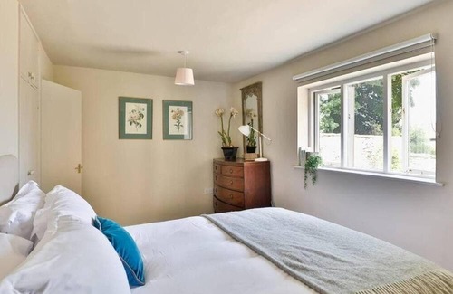 Beverston Haus | Charming 2 Bed/1 Bath Bungalow in Beverston Castle