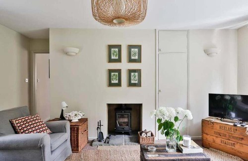 Beverston Haus | Charming 2 Bed/1 Bath Bungalow in Beverston Castle