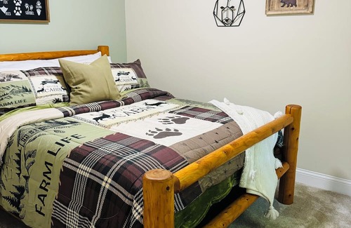 Birch Run Township Kabine | Unit 5 Secluded Woodsy Cabin Retreat with Modern Comforts Near Frankenmuth