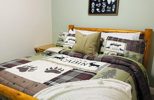 Birch Run Township Kabine | Unit 5 Secluded Woodsy Cabin Retreat with Modern Comforts Near Frankenmuth